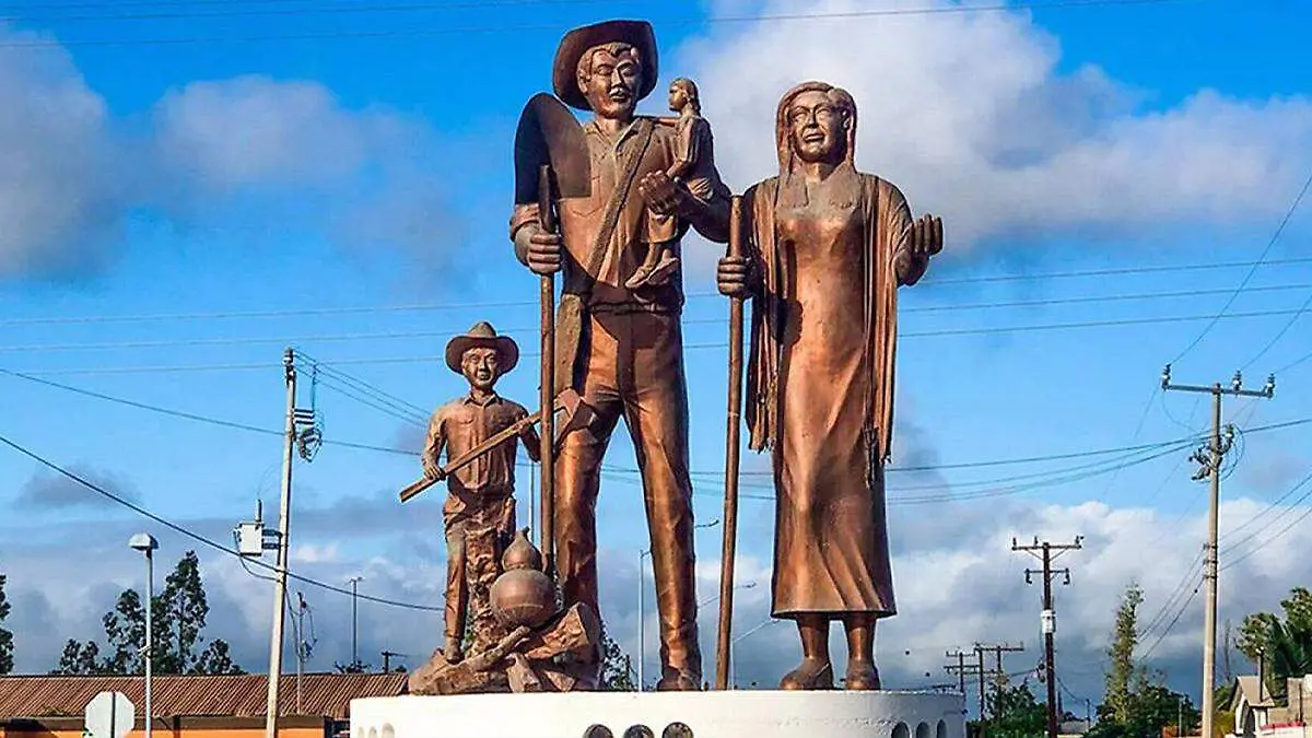 monumento a los agricultores ciudad insurgentes