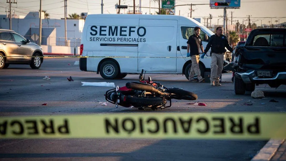 zona-acordonada-accidente-motocicleta-junto-camioneta-semefo