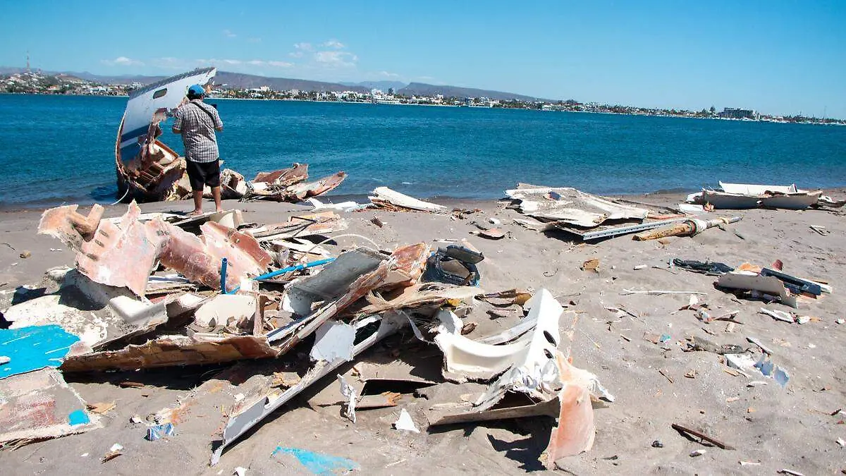 velero-mogote-destruido-espaldas