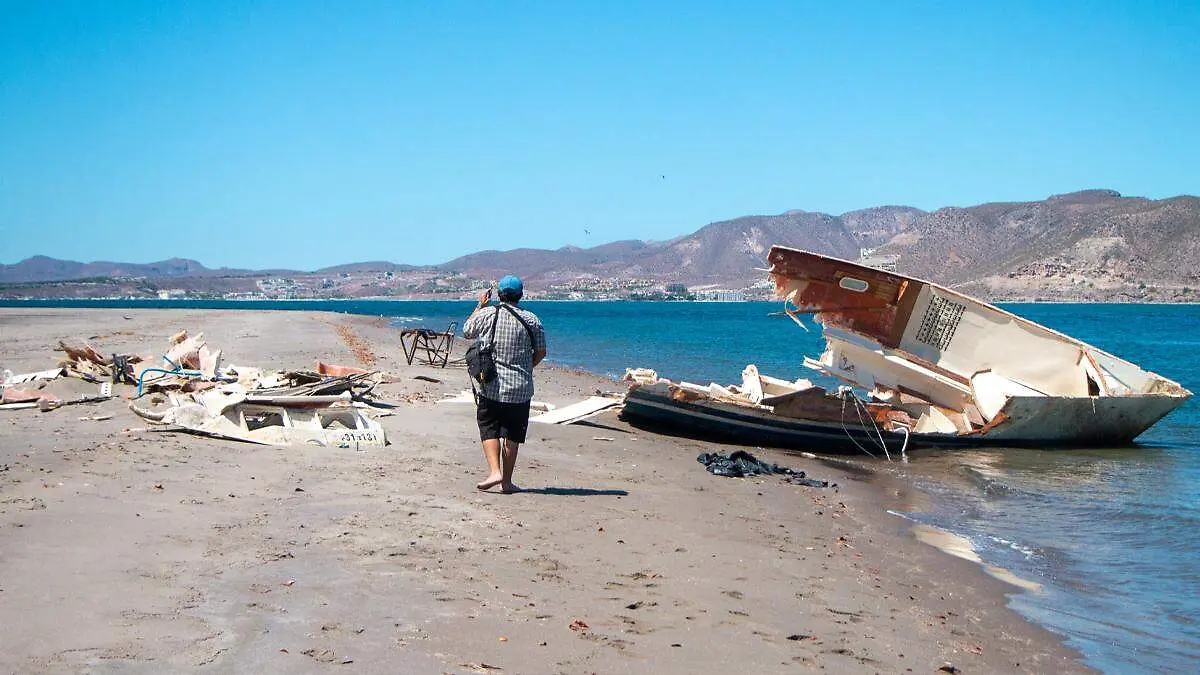 velero-destruido-orilla-playa-mogote
