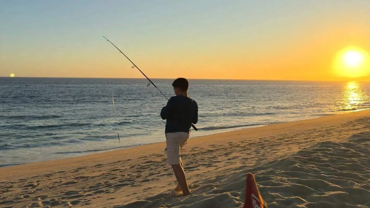 mateo-pescando-playa-los-cabos