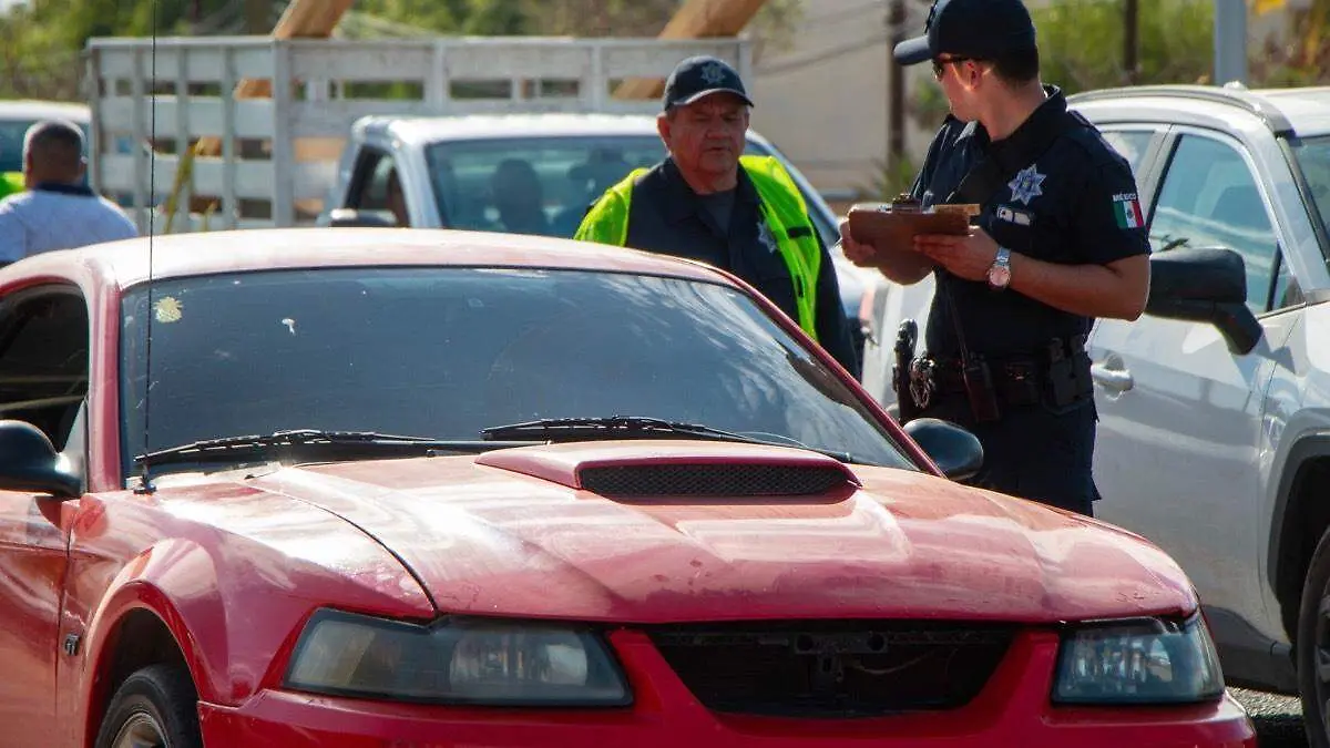 policias de transito municipal aplican multa por polarizado en la paz