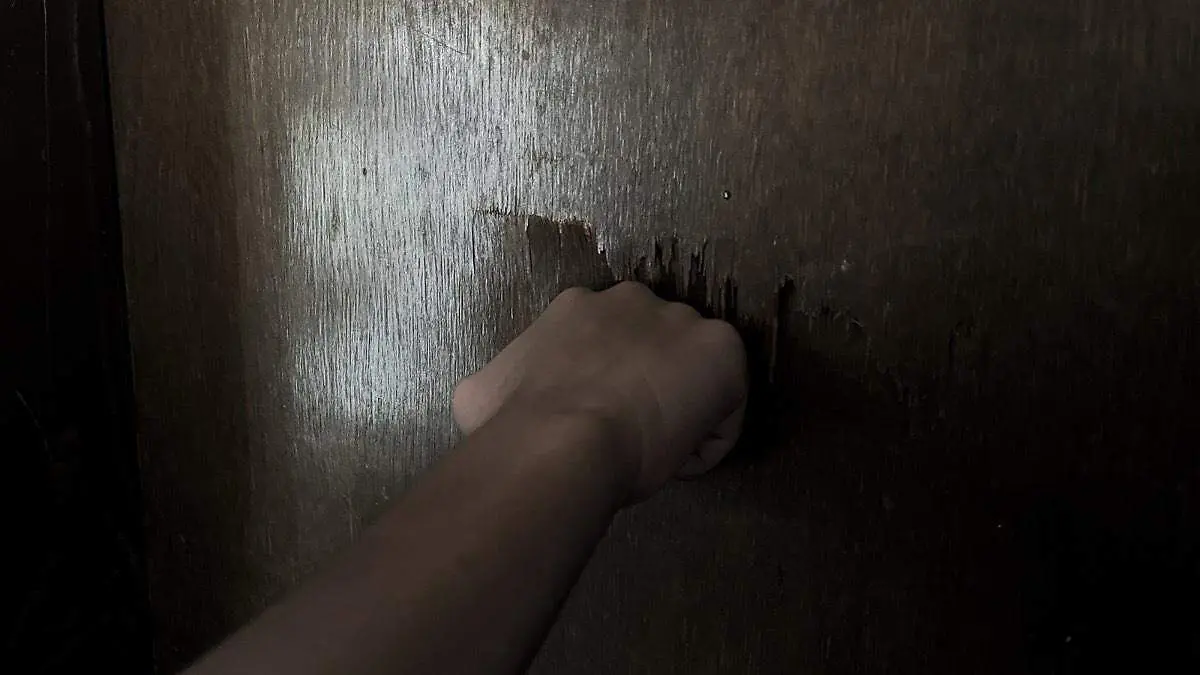 puño-golpeando-pared-madera