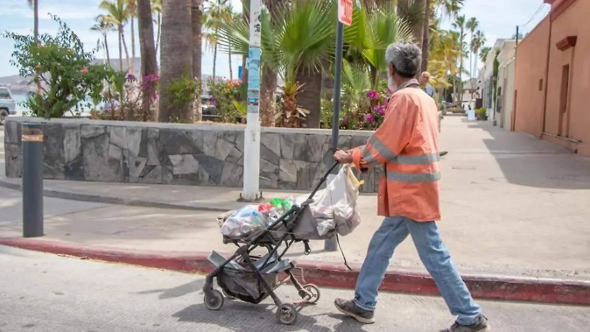 pepenador-basura-malecon-la-paz