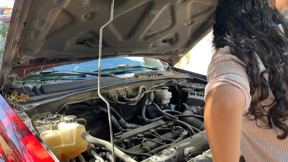Mujer revisando automóvil