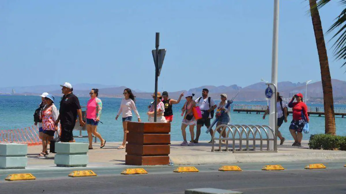 Turistas y calor en el malecon