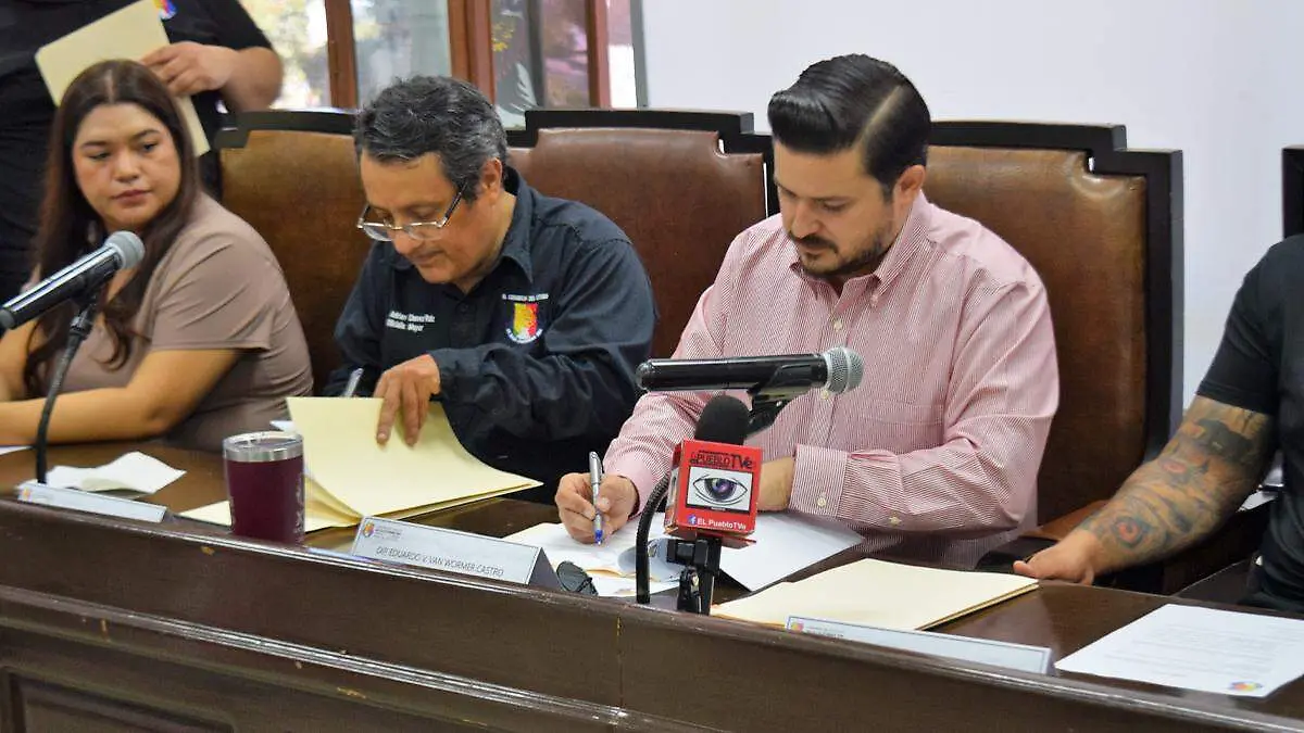 firmando-convenio-diputado van wormer