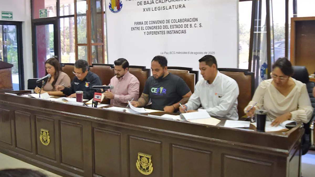 empresarios-firmando