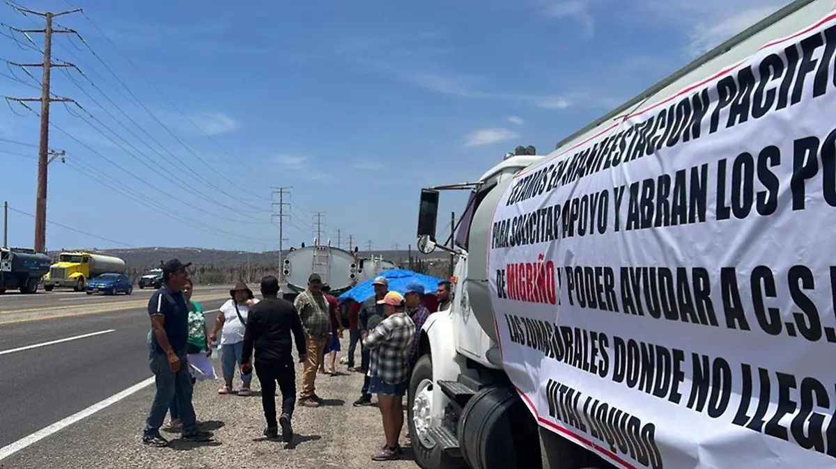 piperos-estacionados-costados-carretera-cabo-san-lucas