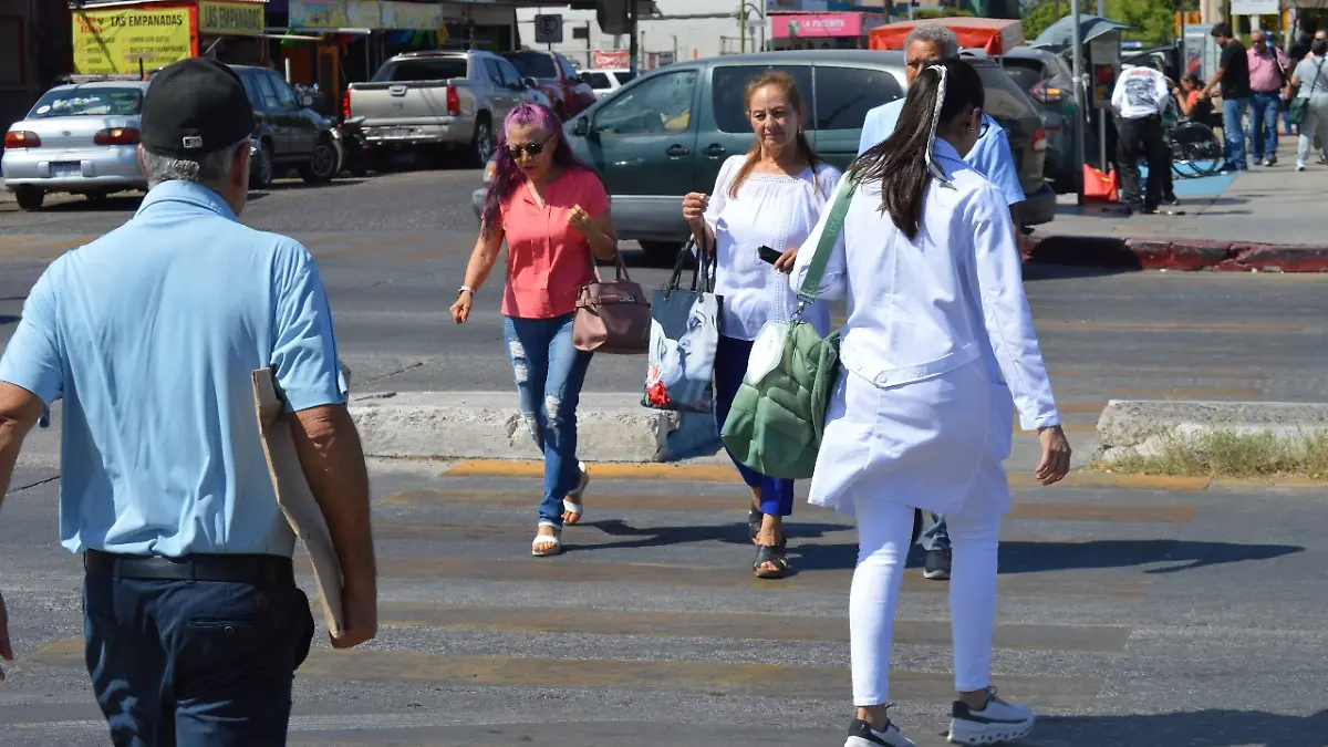peatones en calles dela ciudad de la paz
