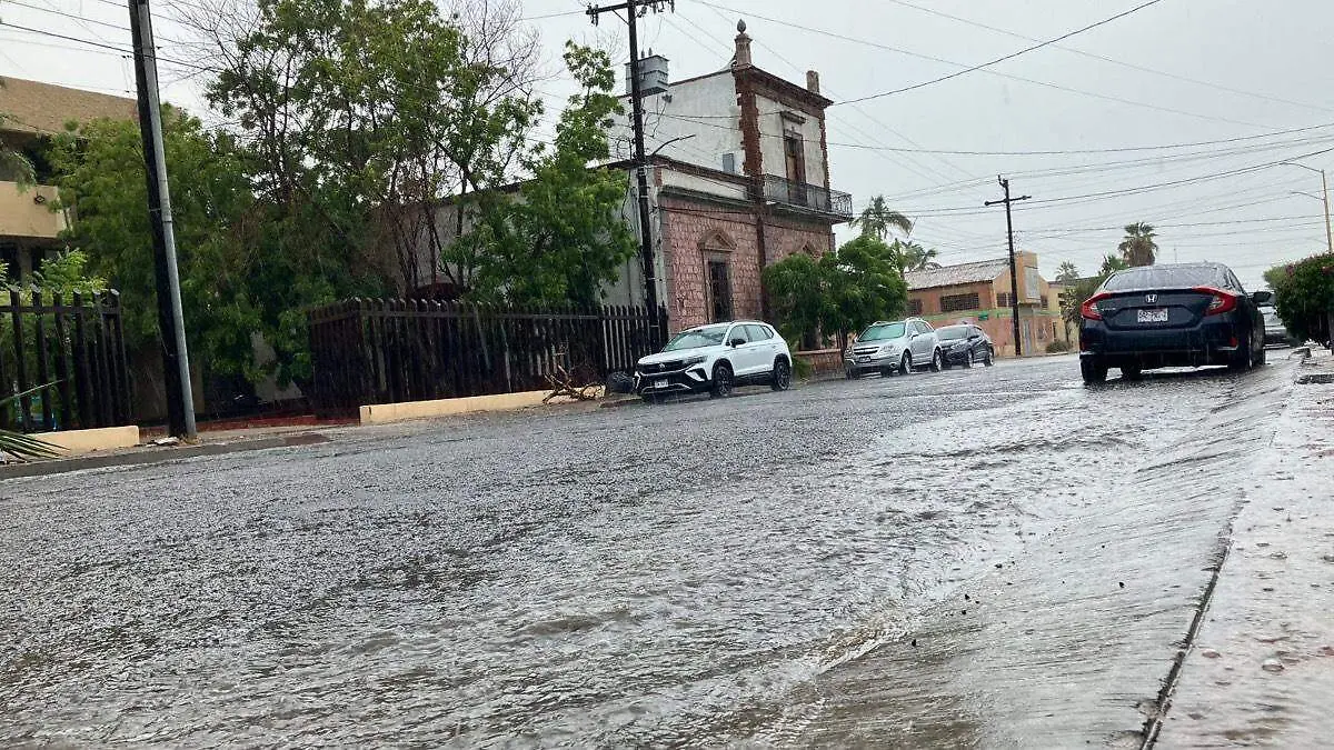Corre agua en calles