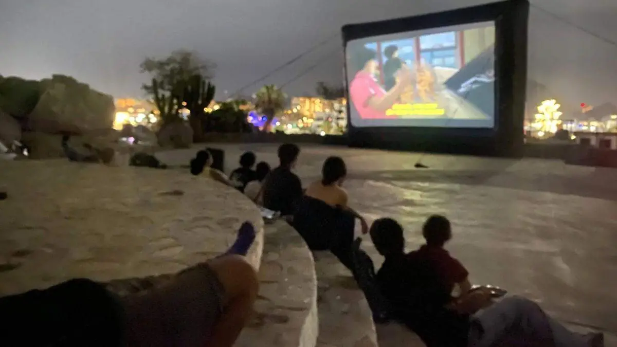 pantalla del cine movil en los cabos