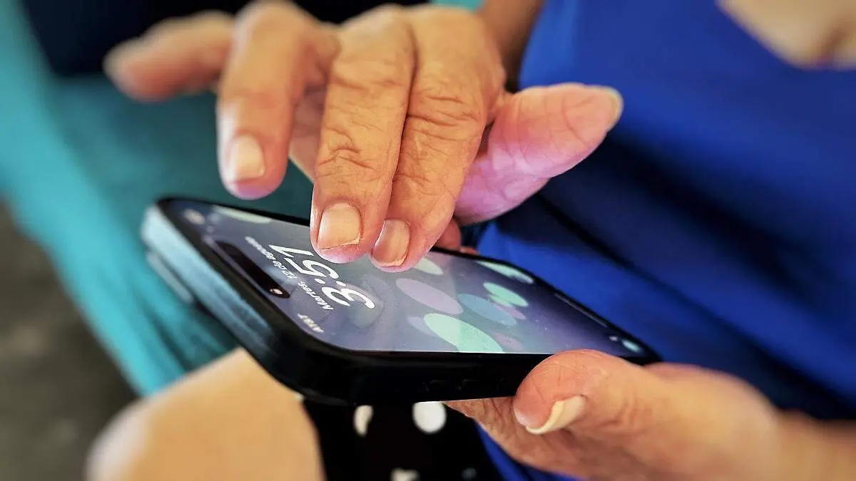 adulta-mayor-usando-teléfono