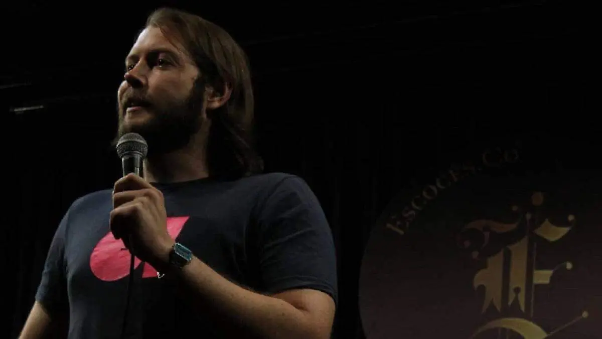 guillermo-callahan-durante-evento-comedia