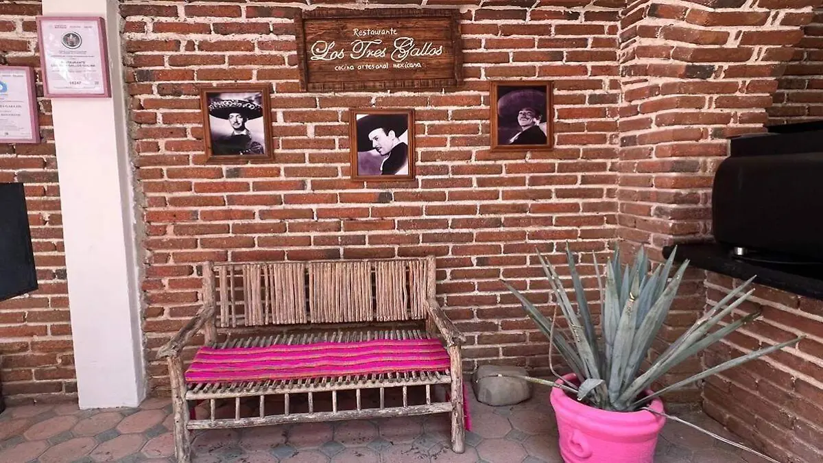 instalaciones-entrada-restaurante-los-tres-gallos-cabo-san-lucas