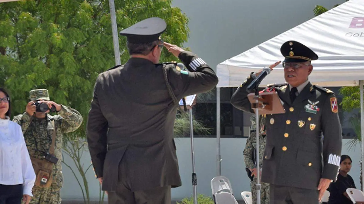 protesta cerca comandante