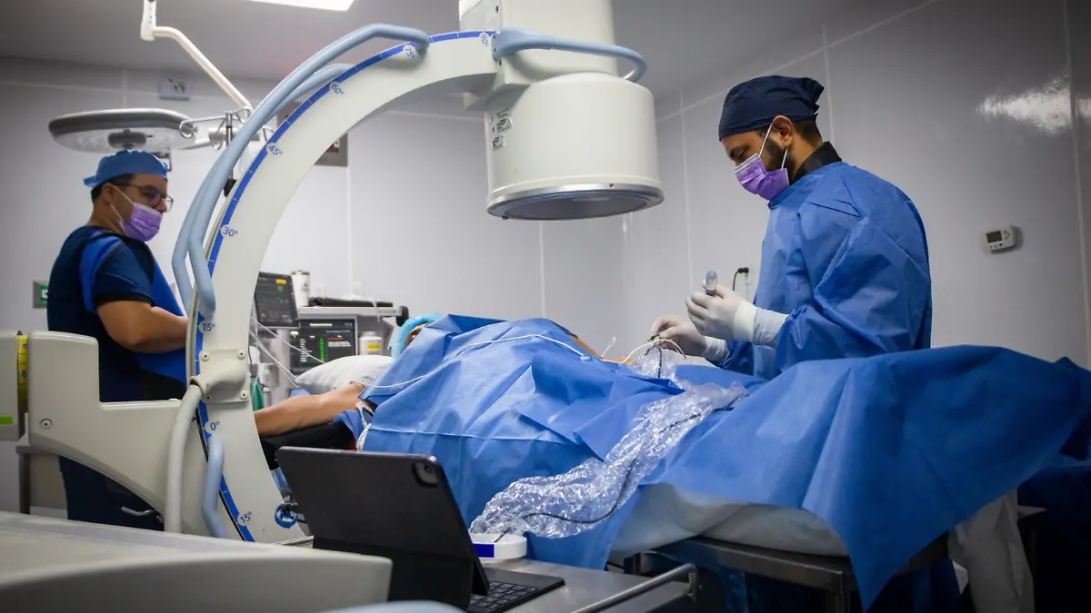 doctores-operando-quirofano-hospital