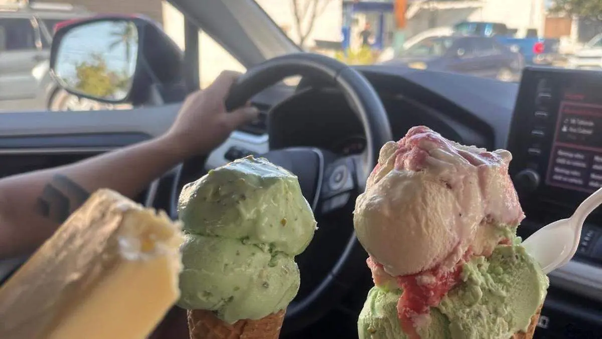personas-comiendo-helados