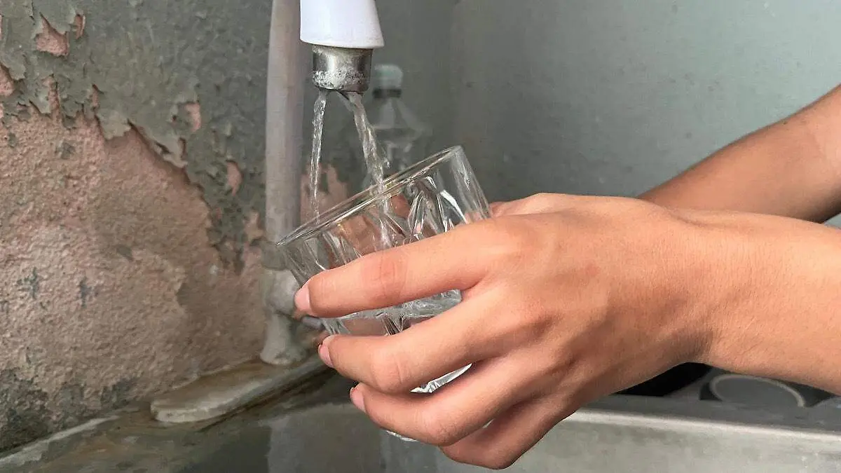 persona-llenando-vaso-agua-llave