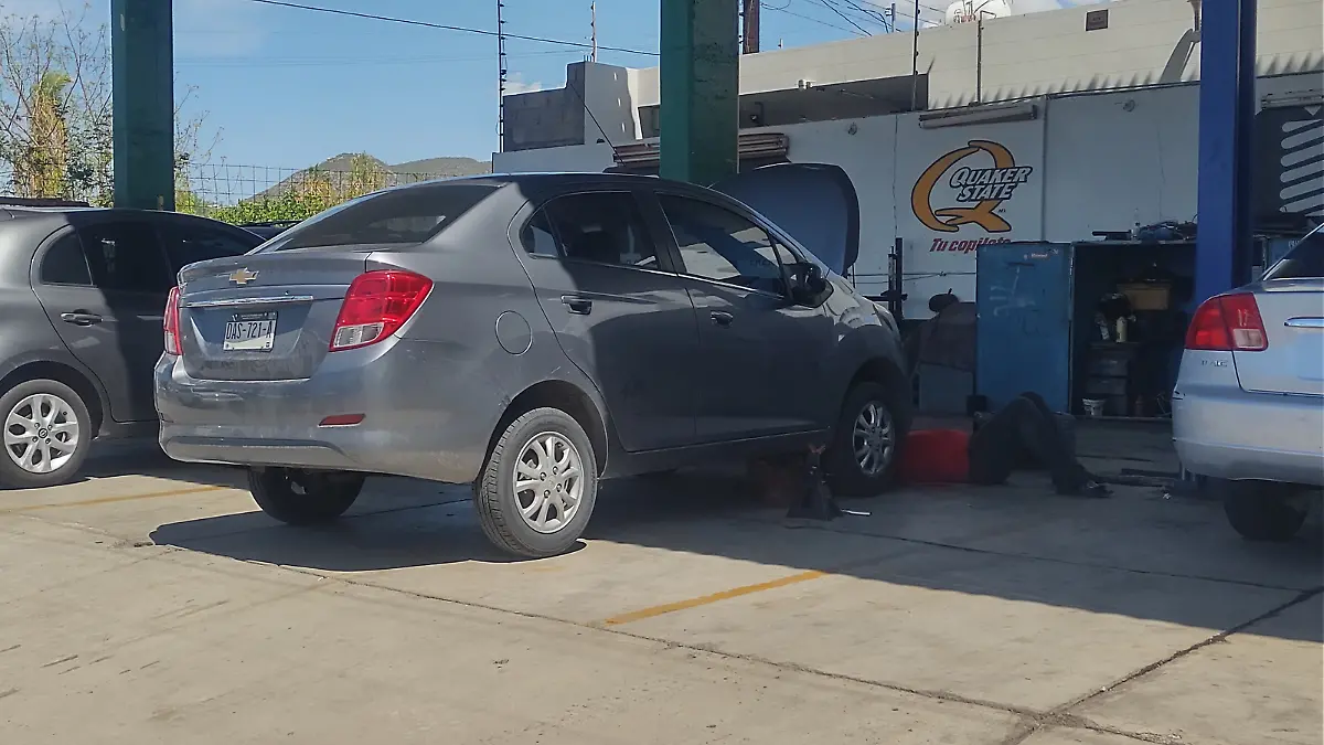 persona-reparando-auto-centro-servicio