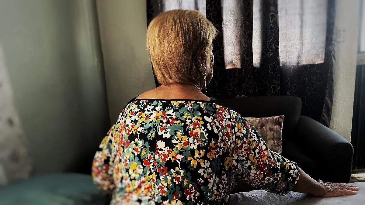 mujer-tercera-edad-sentada-cama