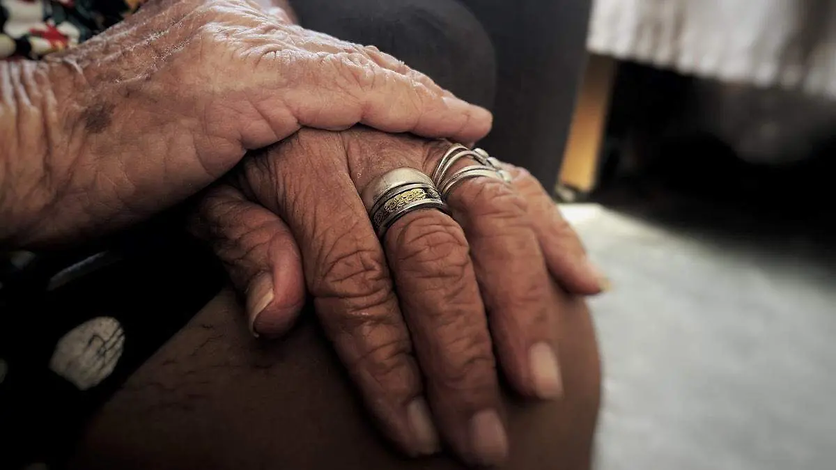 manos-mujer-tercera-edad