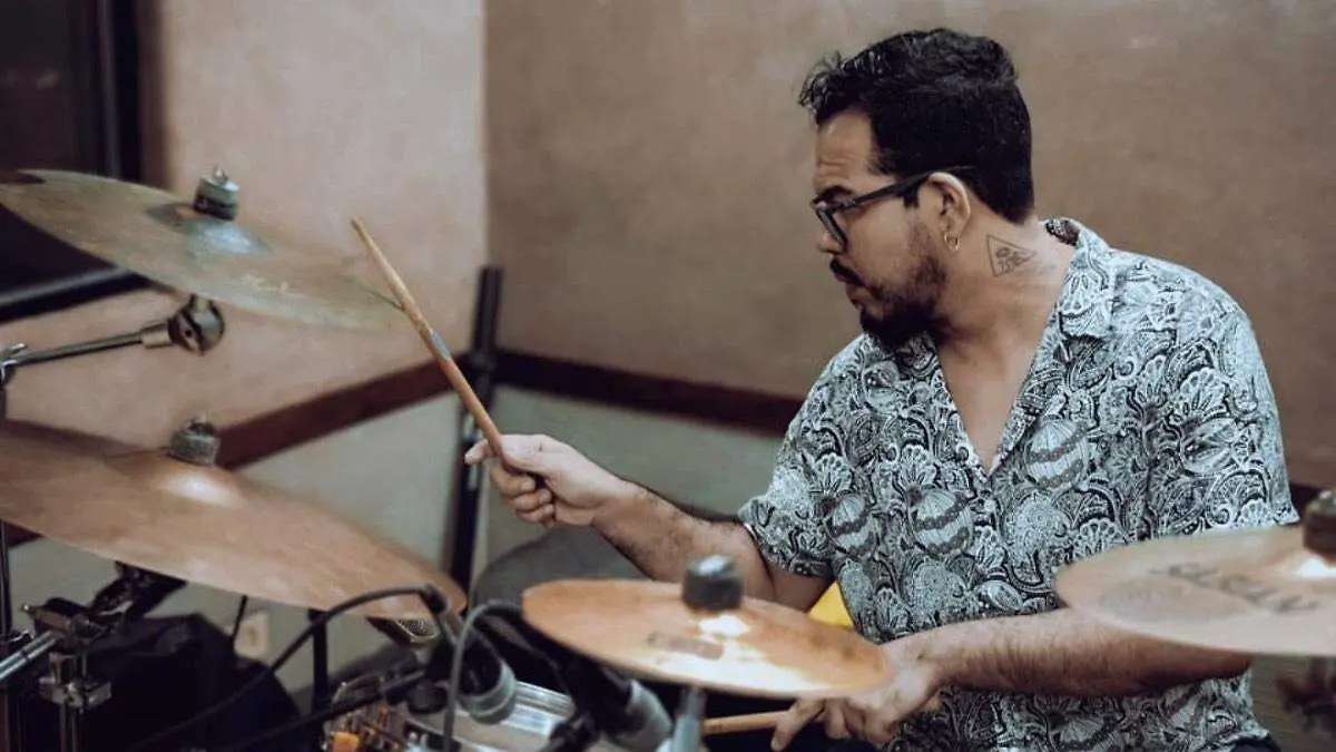 sebastian-amal-ayub-tocando-batería