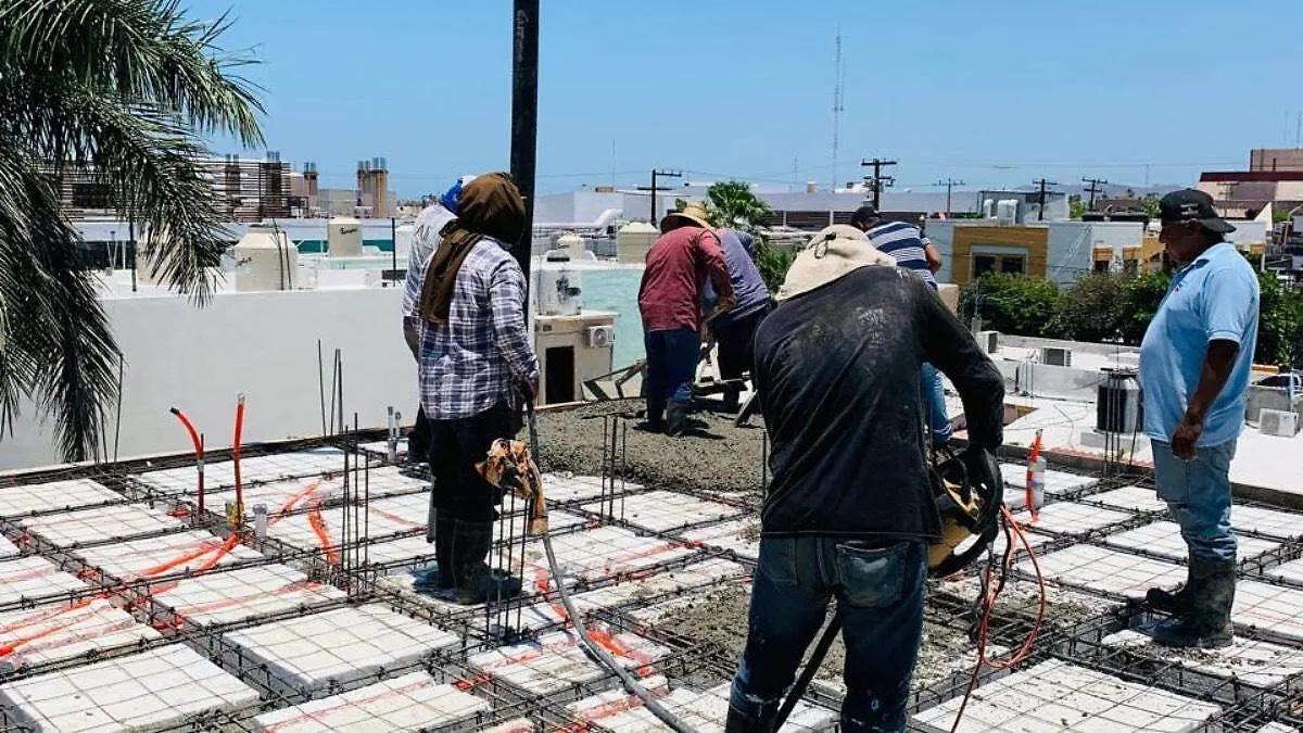 albañiles-trabajando-obra-construccion 