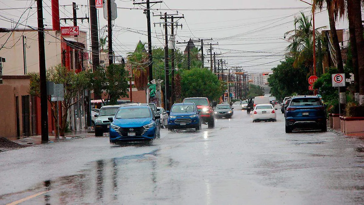 carros-sobre-calles-inundadas-durante-lluvias
