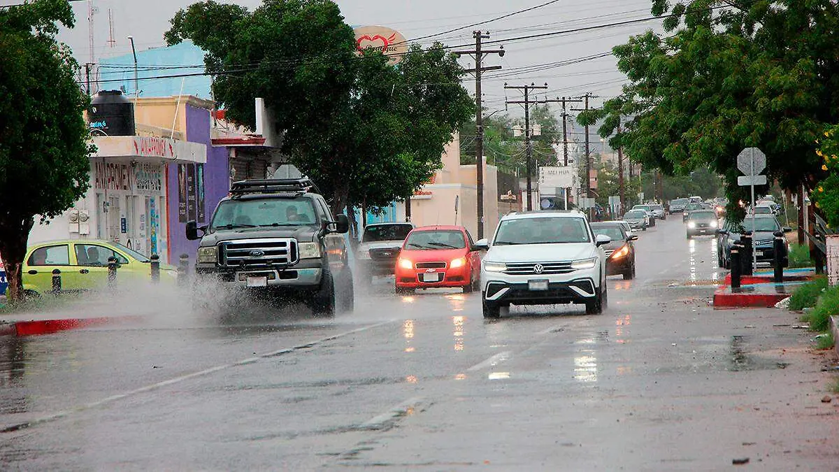 calles-la-paz-inundadas-mientras-autos-circulan