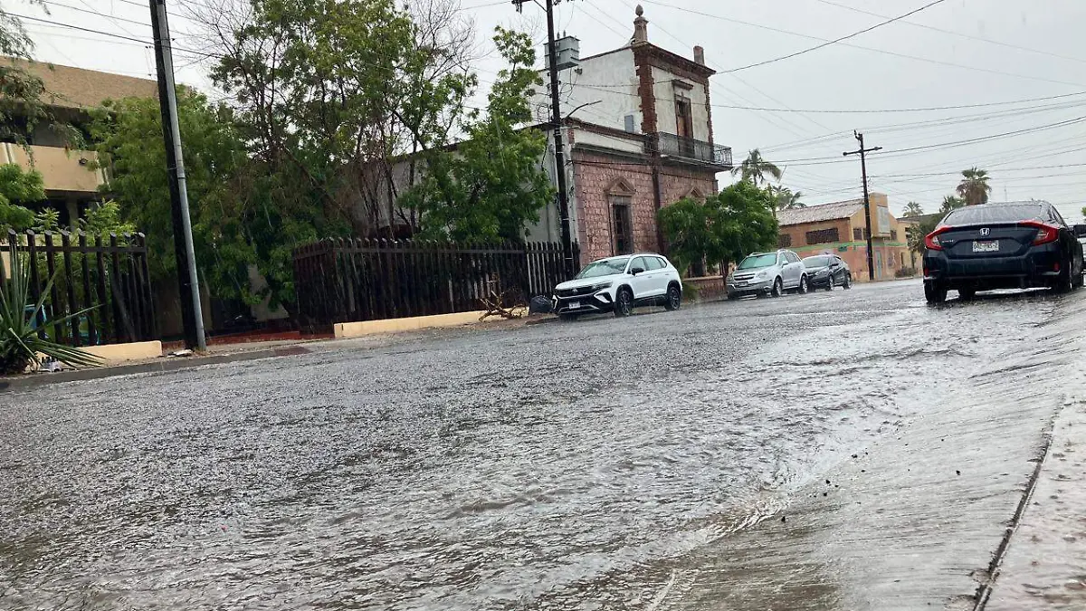 lluvia en calles de la paz