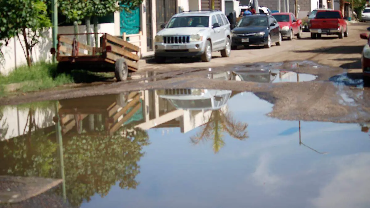 drenaje y aguas negras en calles de la paz por lluvias 1