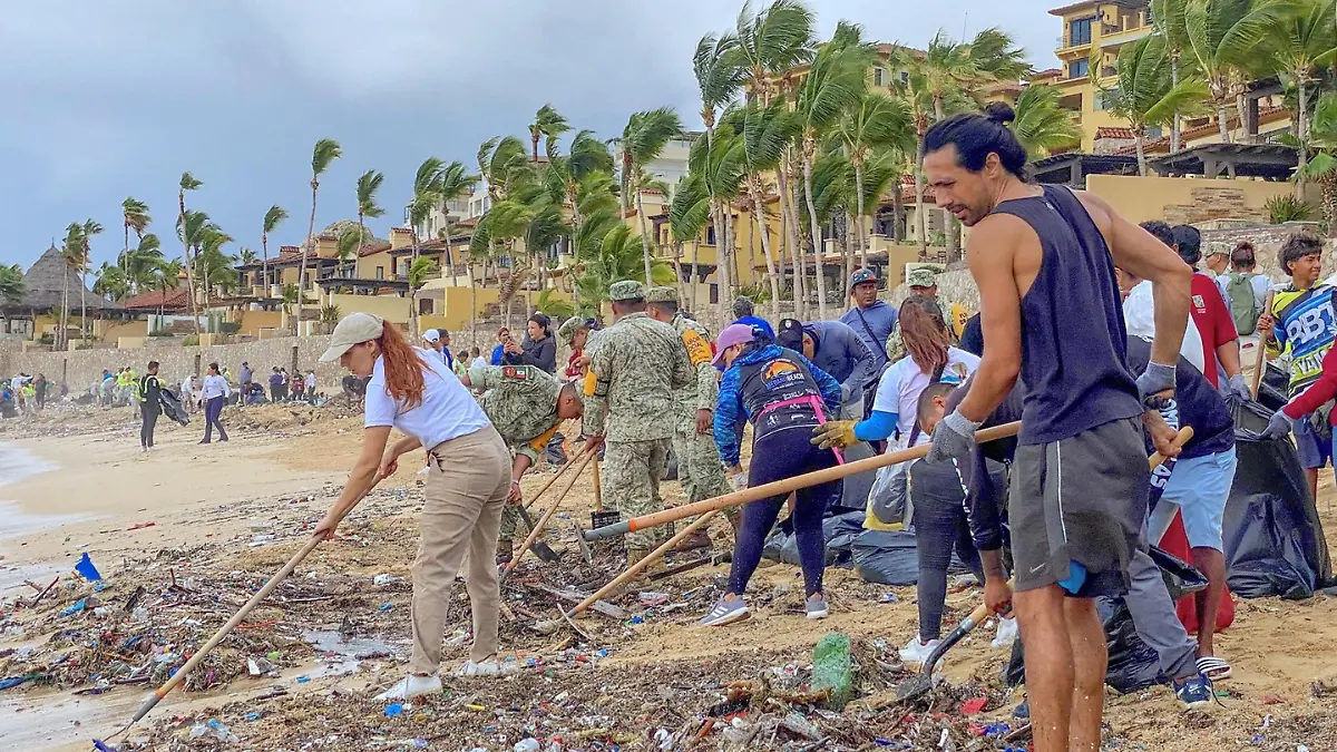 playa el medano en los cabos llena de basura tras lluvias de huracan
