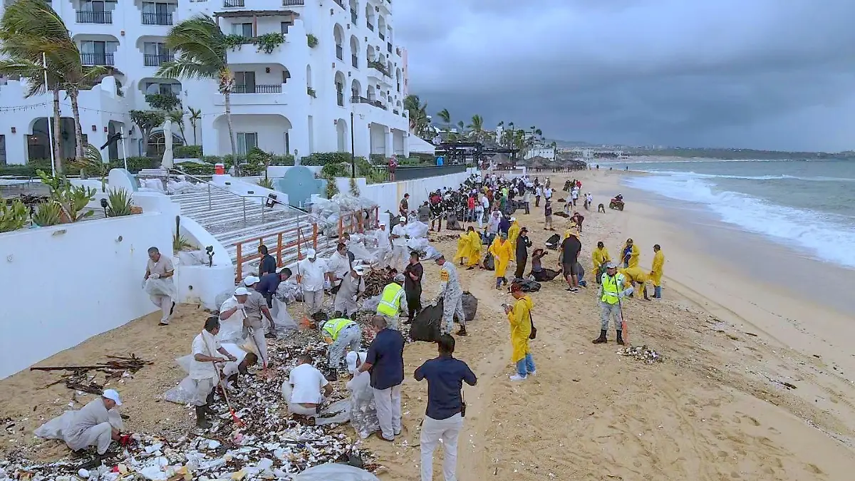 limpiez playa de los cabos tras lluvias y paso de huracan