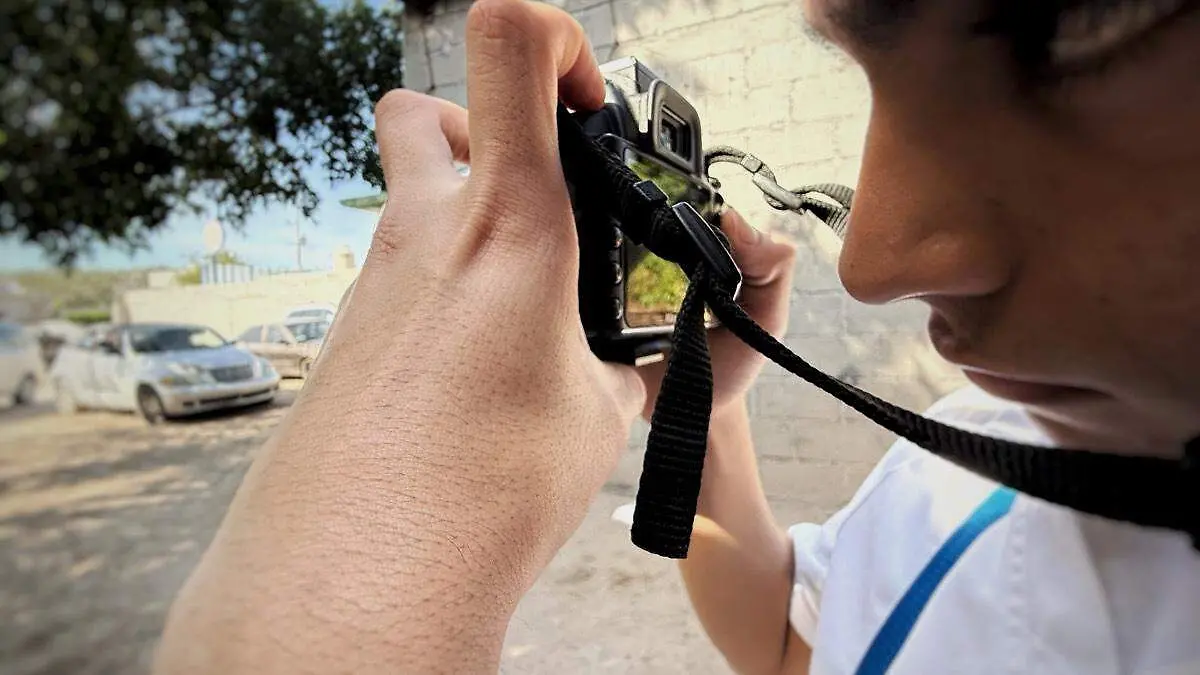 hombre-tomando-fotografia-camara