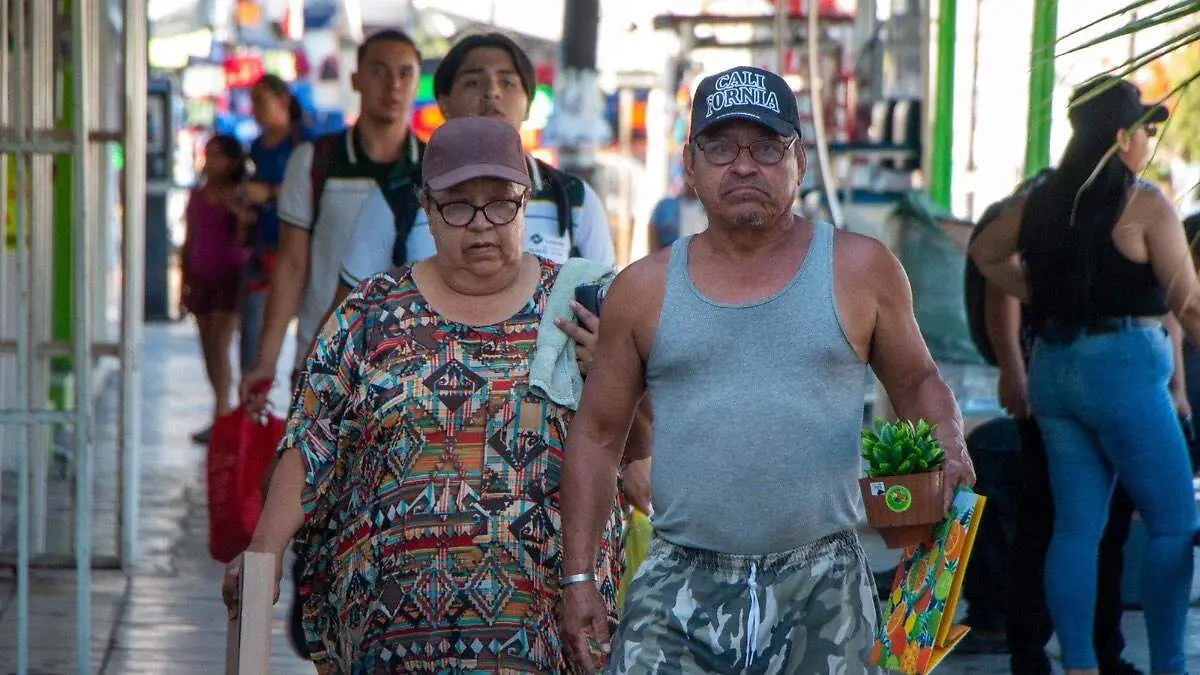 pareja-tercera-edad-caminando-calles-centro-la-paz