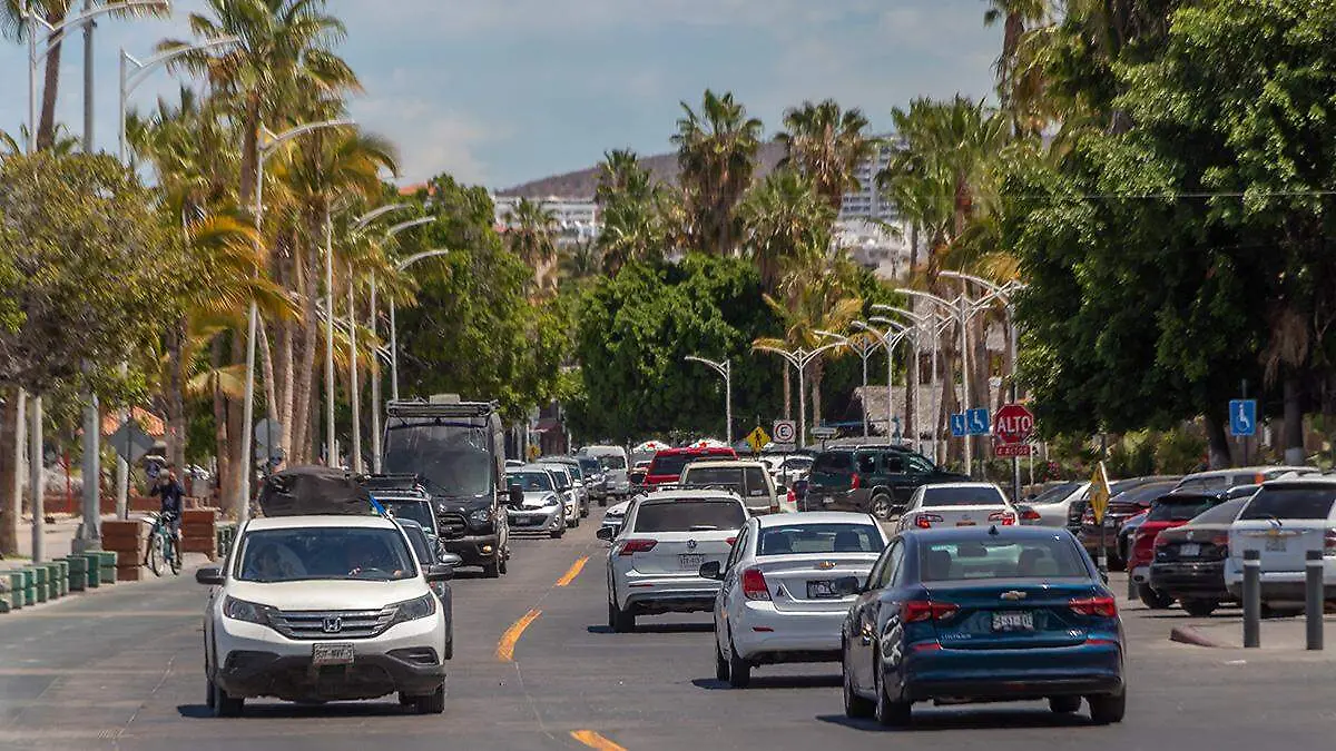 automoviles-circulando-calle-frente-malecon-la-paz