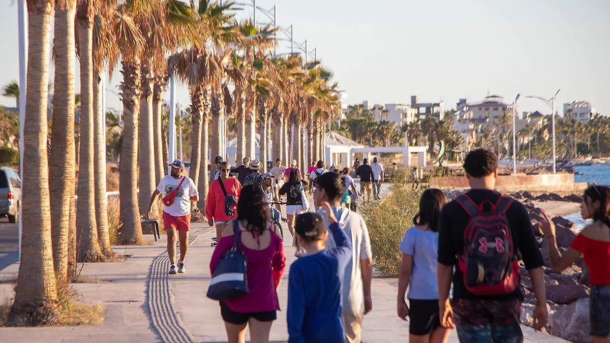 personas-caminando-andador-malecon-la-paz