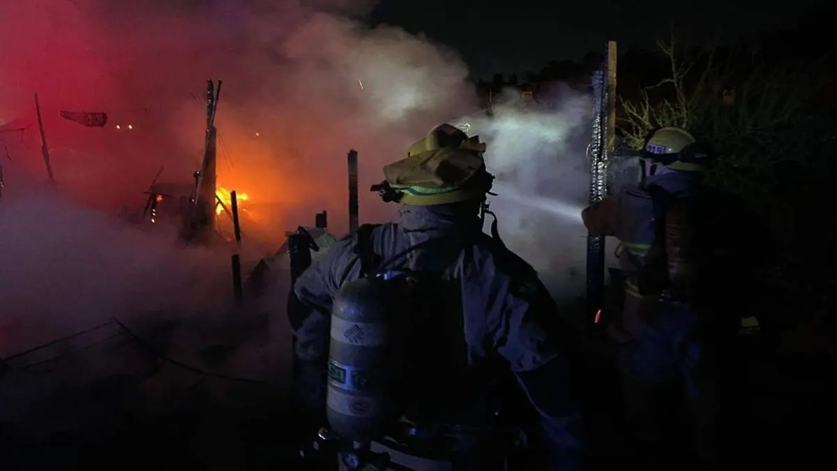 bomberos-los-cabos-sofocando-incendio