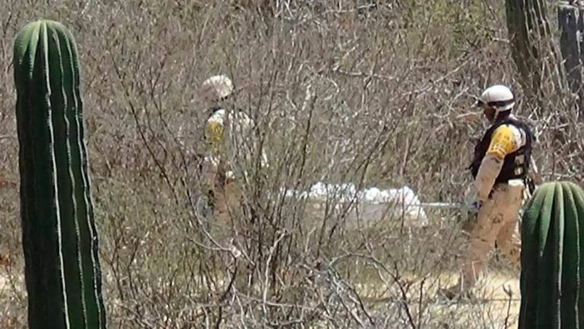 elementos-seguridad-levantando-cuerpo