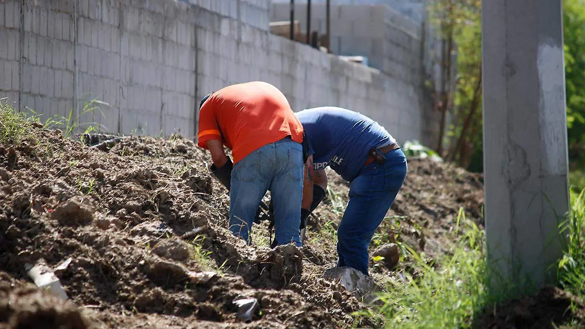 personas-limpiando-drenaje