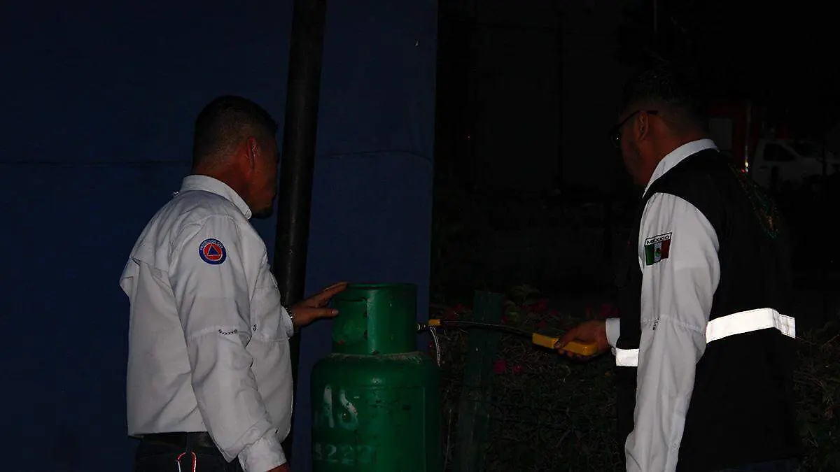 personas-junto-tanque-gas