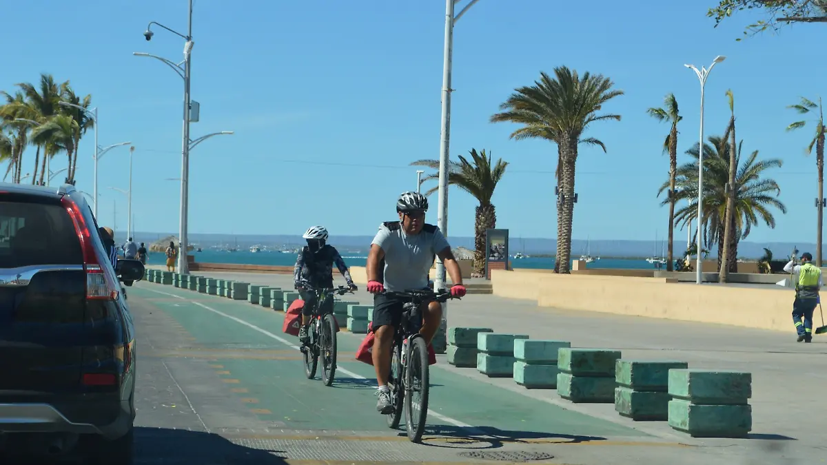 Ciclistas en el malecon de La Paz