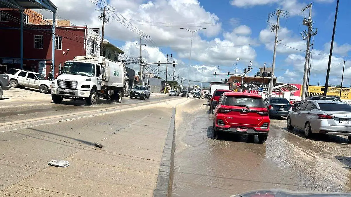 autos-sobre-calle-inundada