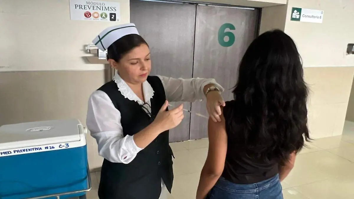 enfermera aplica vacuna papiloma VPH