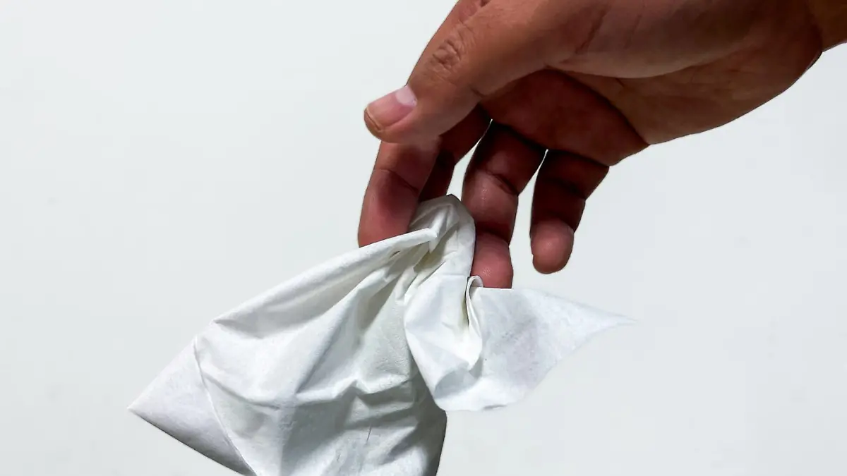 mano-sosteniendo-pañuelo-desechable