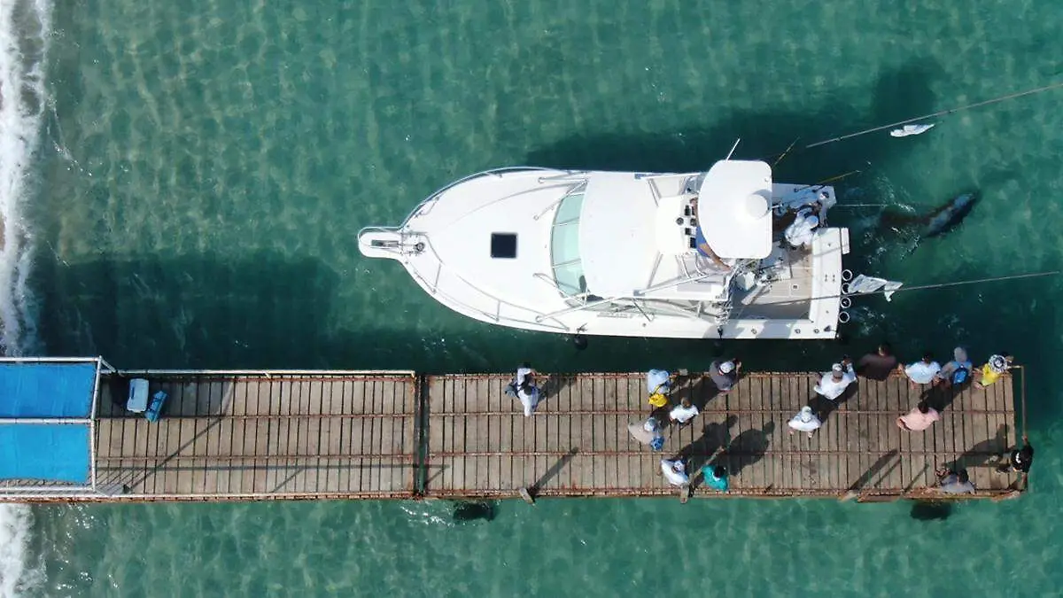 muelle en los barriles la paz con embarcaion de pesca deportiva 