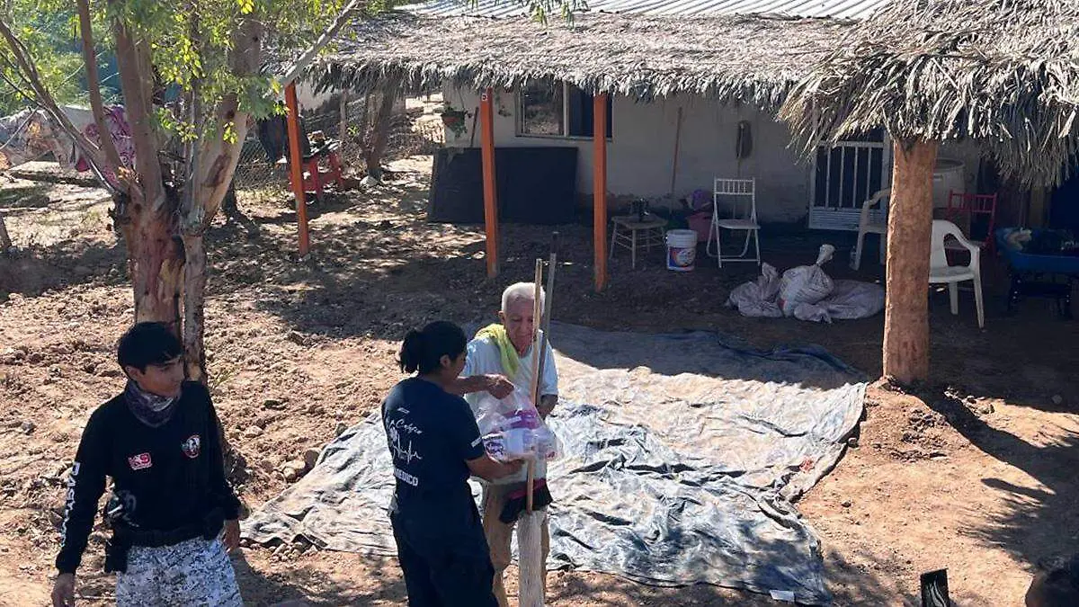 Voluntarios-pro-paramedicos-entregando-viveres-adulto-mayor