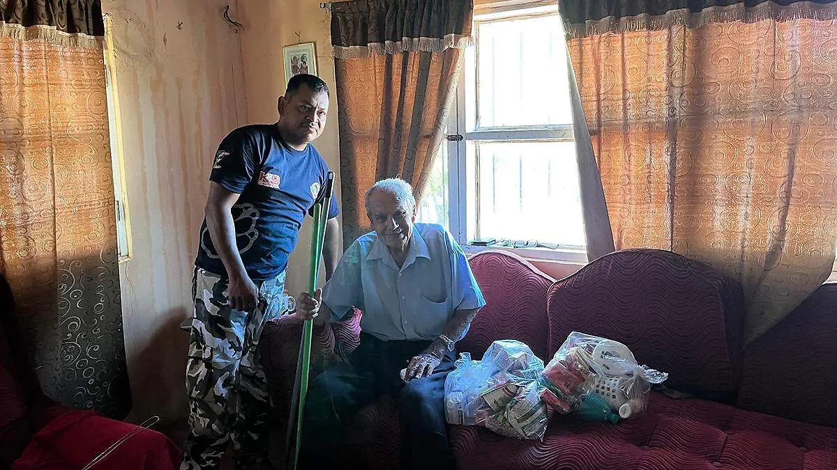 voluntario-pro-paramedicos-entrega-viveres-adulto-mayor-domicilio