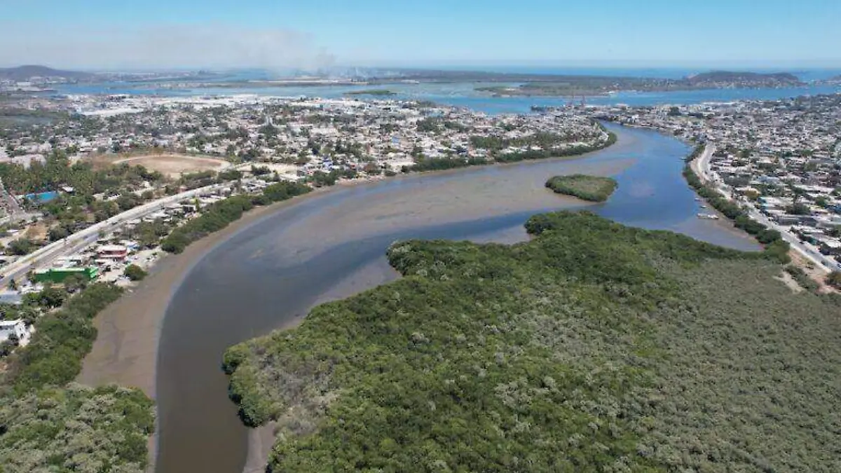 primer-plano-observa-estero-Infiernillo-conecta-final-Urias